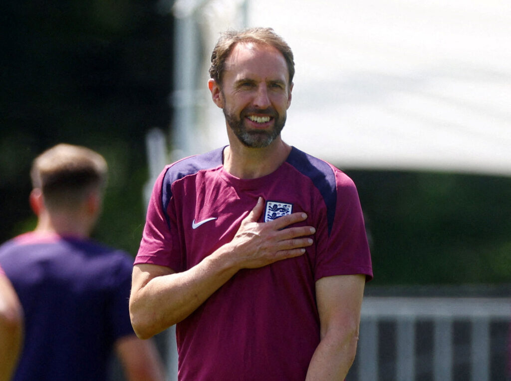 Gareth Southgate har hånden på brystet.