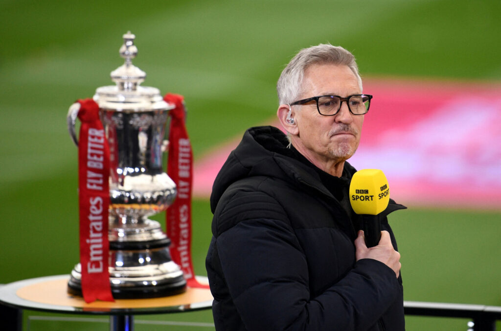 Gary Lineker foran FA CUp-trofæet