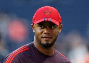 Vincent Kompany kigger forbi kameraet med Bayern Munchen kasket på