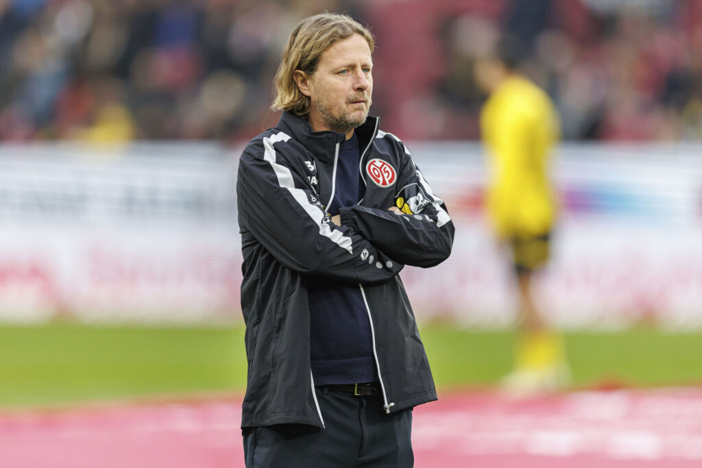 Bo Henriksen på sidelinjen for Mainz 05.