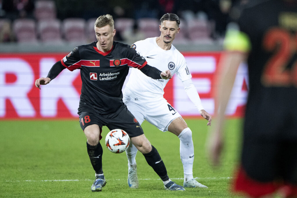 Adam Buksa i aktion for FC Midtjylland mod Eintracht Frankfurt.