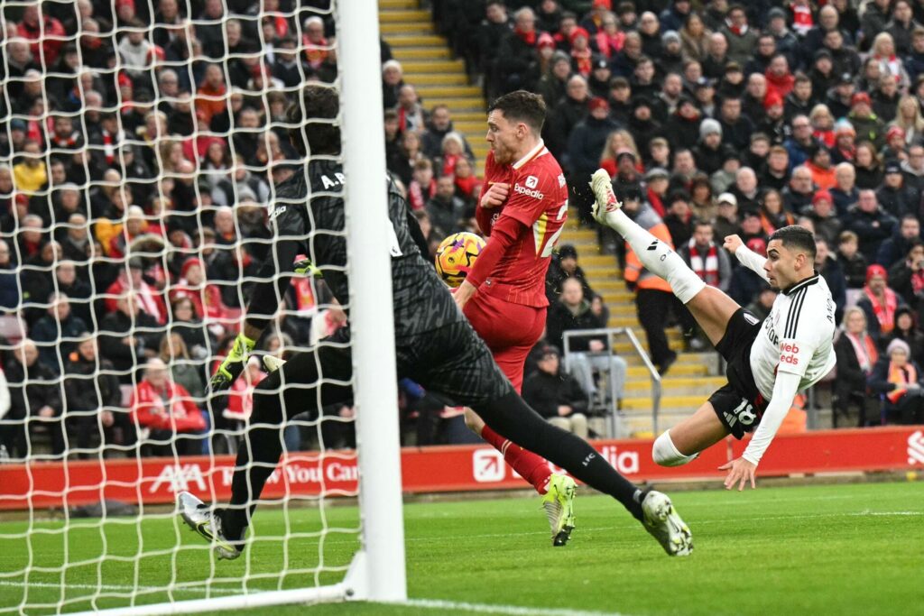 Andreas Pereira sparker på mål for Fulham.