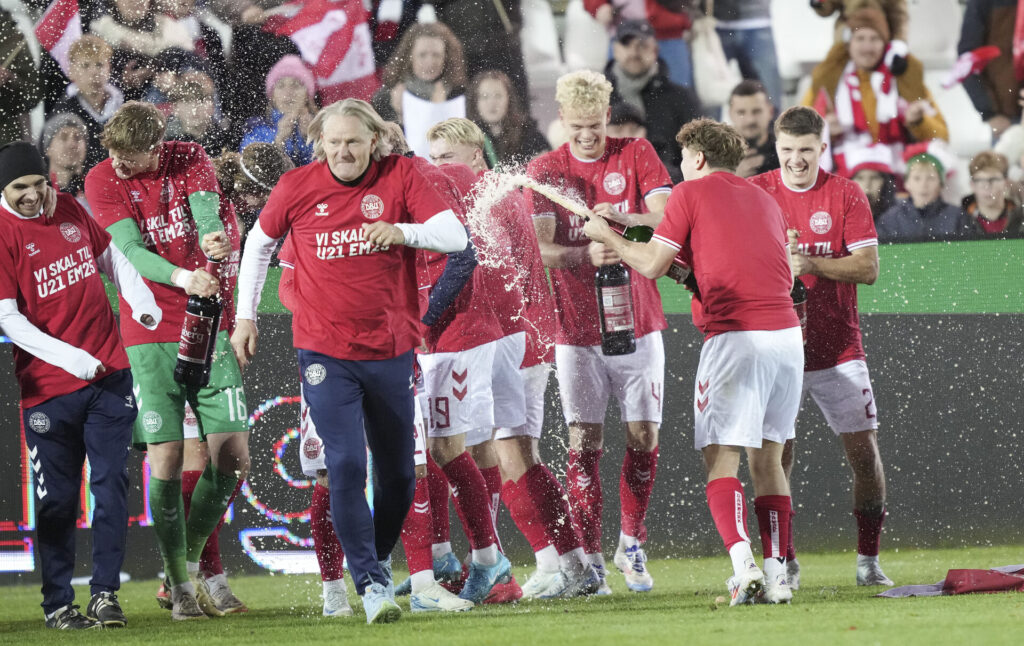 Det danske U21-landshold fejrer sin kvalifikation til U21-EM.