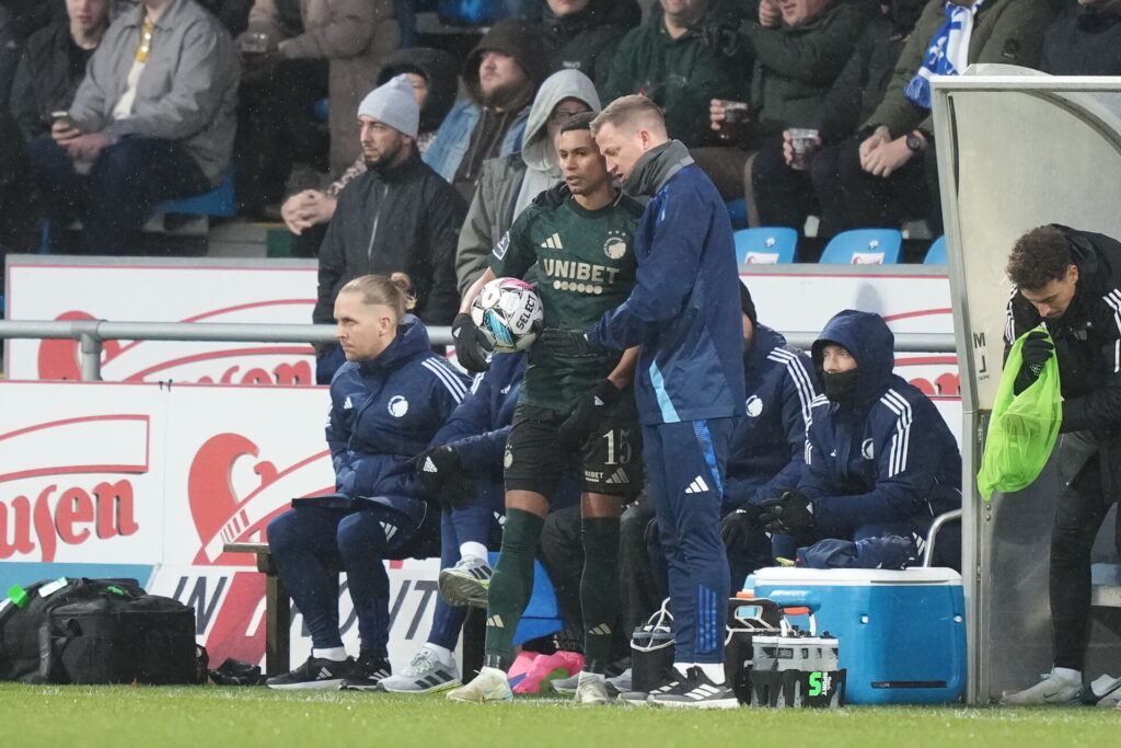 Jacob neestrup instruerer sine spillere i pokalkampen mod Kolding.