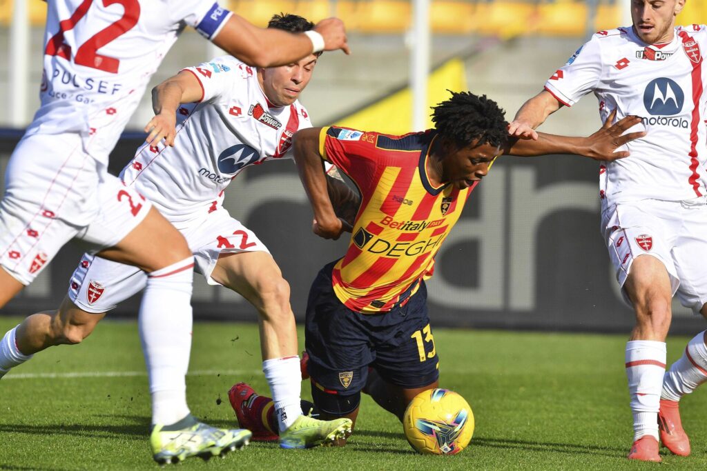 Patrick Dorgu i færd med at blive nedlagt under en kamp for Lecce.