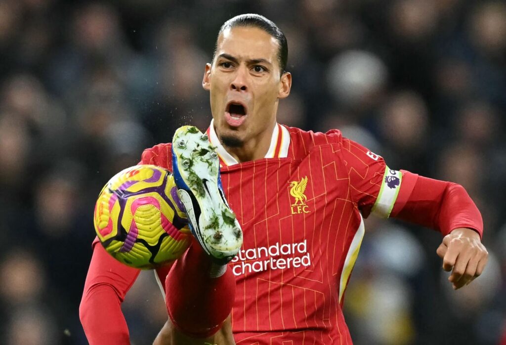 Virgil van Dijk sparker til en bold for Liverpool