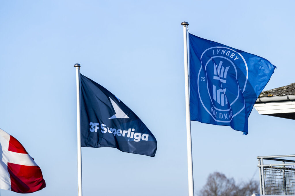 Flag med superligalogo og Lyngby-logo vejrer over Lyngby Stadion.