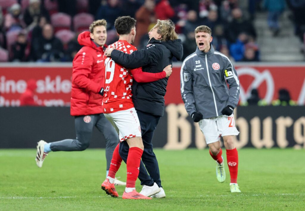 Bo Henriksen fejrer sejren mod Bayern München.