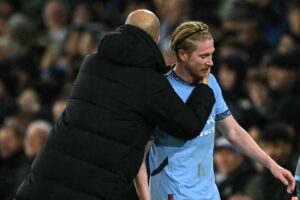 Pep Guardiola omfavner Kevin De Bruyne.
