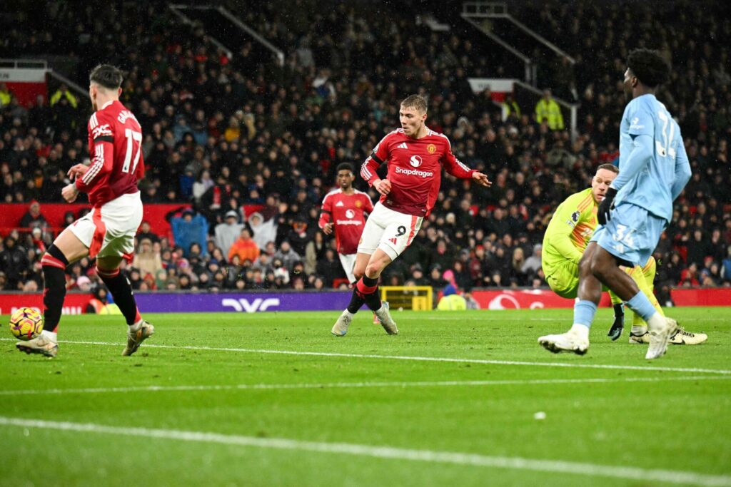 Rasmus Højlund scorer for Manchester United.