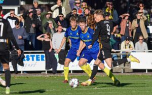 Mathias Kubel skyder på mål for Aarhus Fremad.