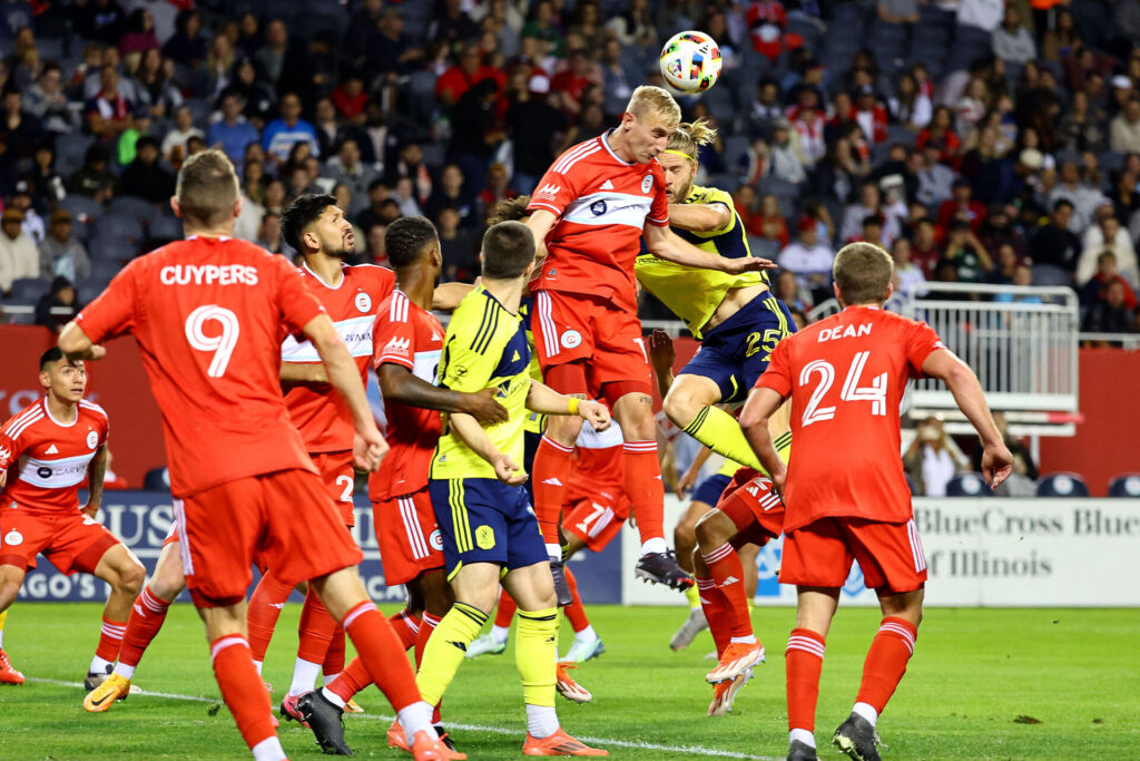 Tobias Salquist i en hovedstødsduel for Chicago Fire.