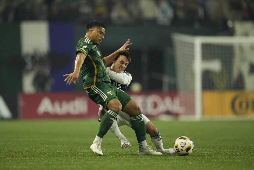 Evander i kamp om bolden under opgøret mellem Portland og Vancouver.