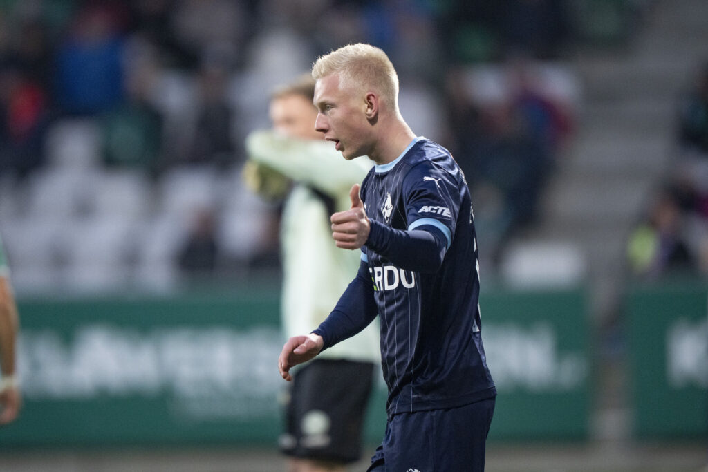 Laurits Raun Pedersen giver en thumbs up under en kamp for Randers FC.