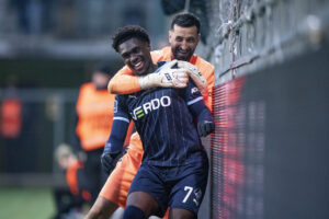 Mohamed Toure og Paul Izzo fejrer et mål.