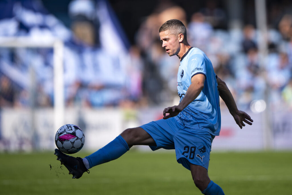 André Rømer sparker til bolden for Randers FC.