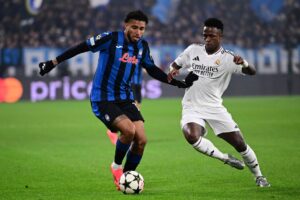 Real Madrids Vinicius Junior i duel med Atalantas Lourenco.