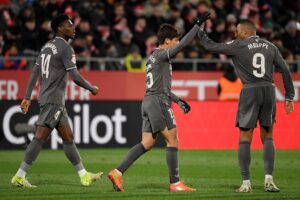 Arda Güler får en high-five af Kylian Mbappé.