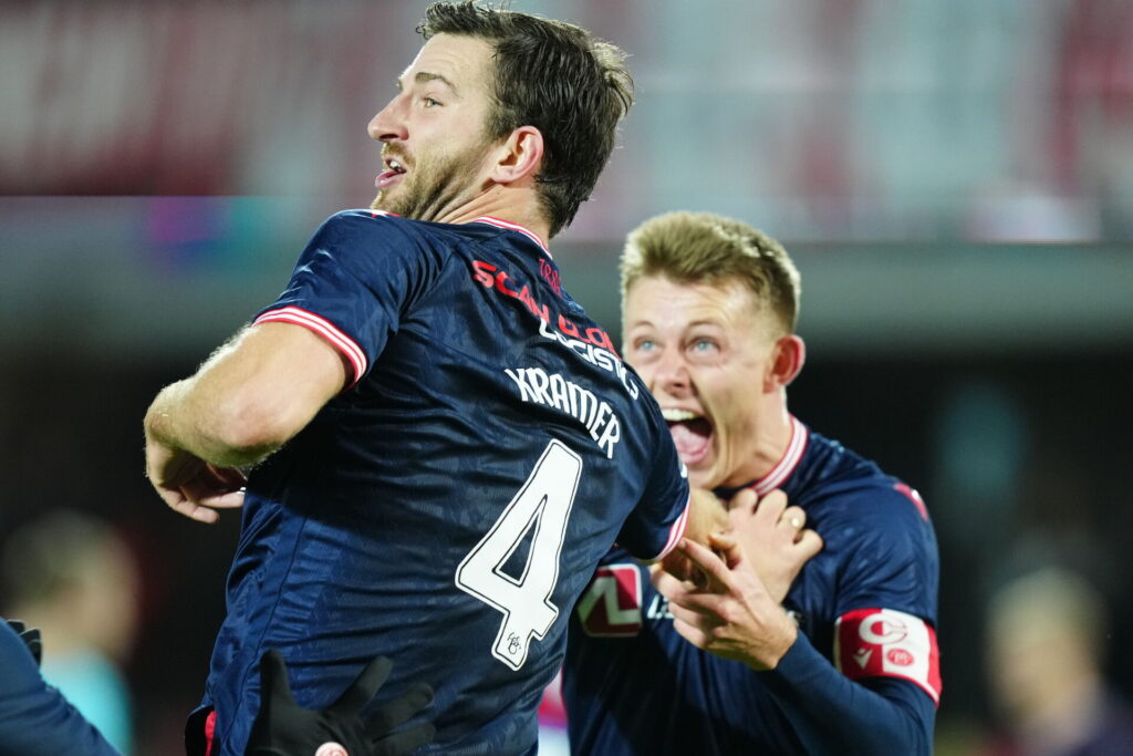 Lars Kramer og Mathias Jørgensen fejrer en scoring for AaB.