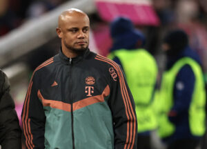 Vincent Kompany på sidelinjen i opgøret mellem Bayern München og Augsburg.