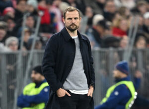 Bo Svensson står med hånderne i lommen