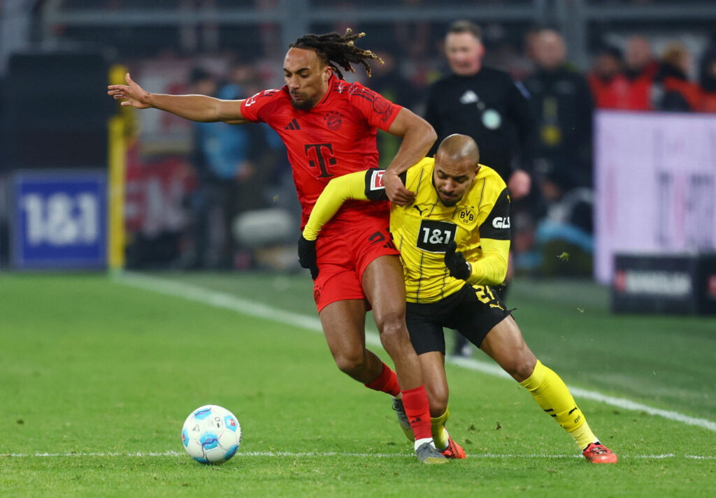 Donyell Malen i en nærkamp med Sacha Boey.