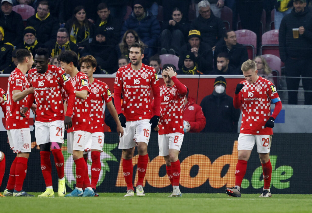 Mainz-spillerne fejrer en scoring mod Borussia Dortmund.