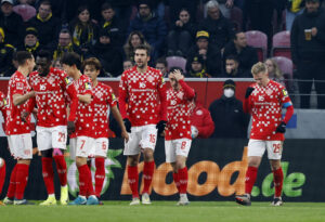 Mainz-spillerne fejrer en scoring mod Borussia Dortmund.