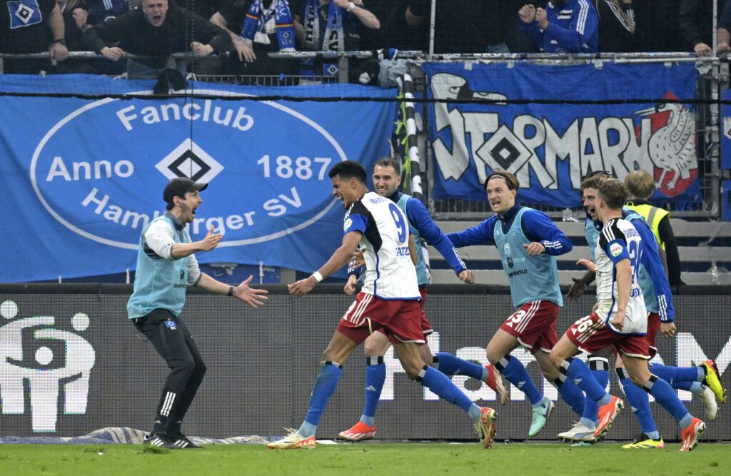 HSV-spillere fejrer en scoring mod St. Pauli.