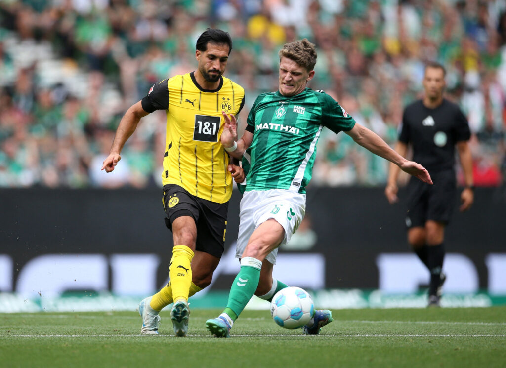 Jens Stage i en nærkamp med Emre Can.