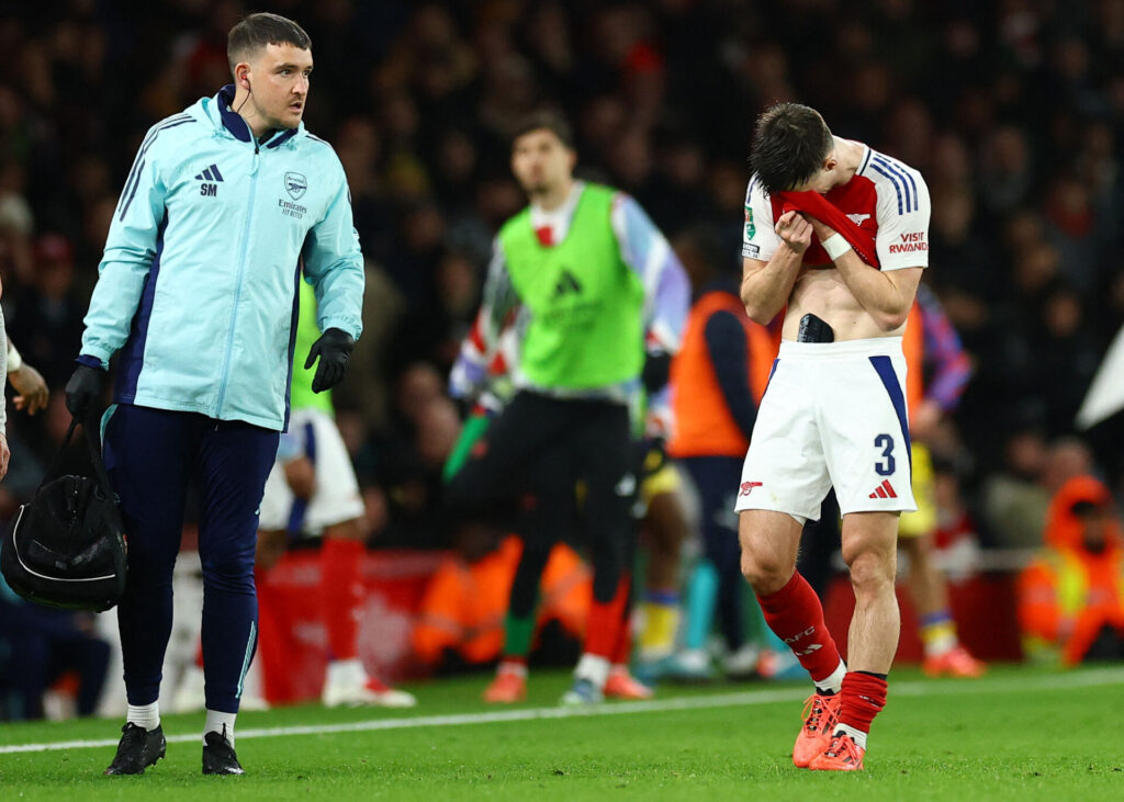 Kieran Tierney med hovedet i Arsenal-trøjen.