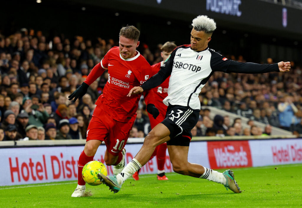 Liverpools Alexis Mac Allister og Fulhams Antonee Robinson i duel. Nu forlyder, at Liverpool jagter Antonee Robinson, men hvad koster han egentlig?