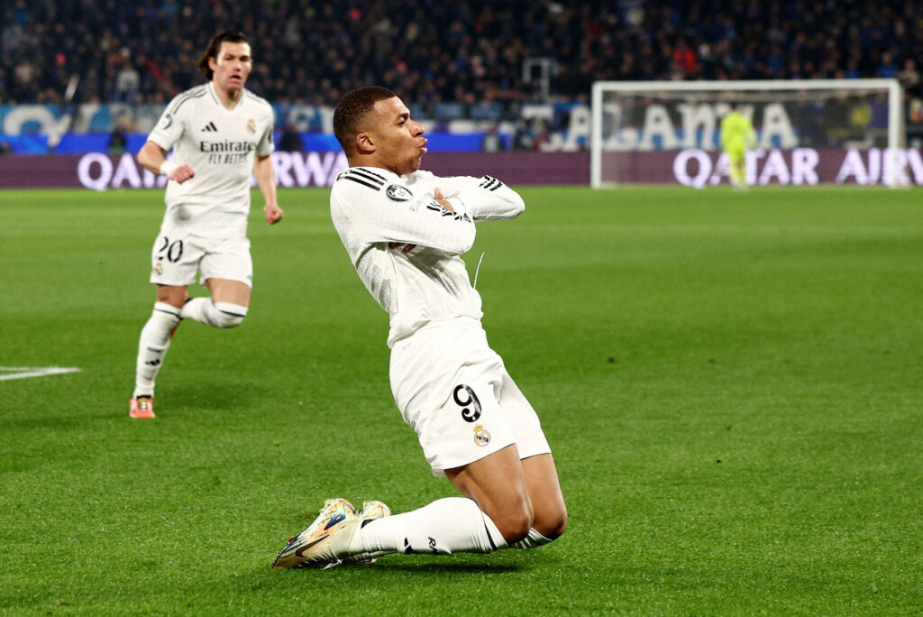 Kylian Mbappé fejrer en scoring.