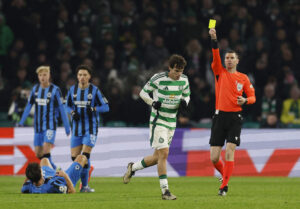 En Celtic-spiller modtager et gult kort i Champions League.