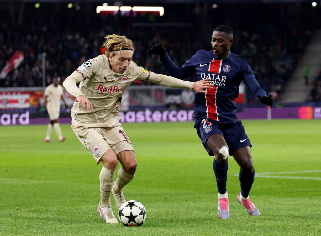 mads Bidstrup kæmper om bolden med Nuno Mendes i en Champions League-kamp mellem Salzburg og PSG