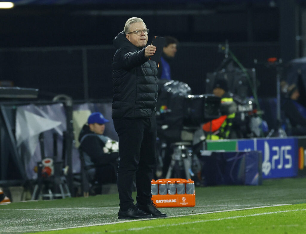 Lars Friis på sidelinjen under kampen mellem Feyenoord og Sparta Prag i Champions League.