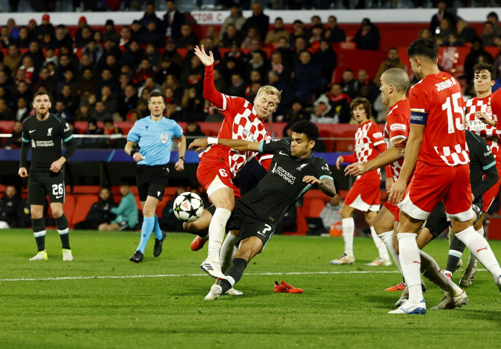 Girnoas Donny van de Beek begår straffe på Liverpools Luis Diaz.