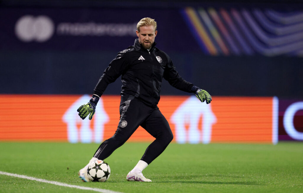 Kasper Schmeichel sparker til bolden i Celtic-trøjen