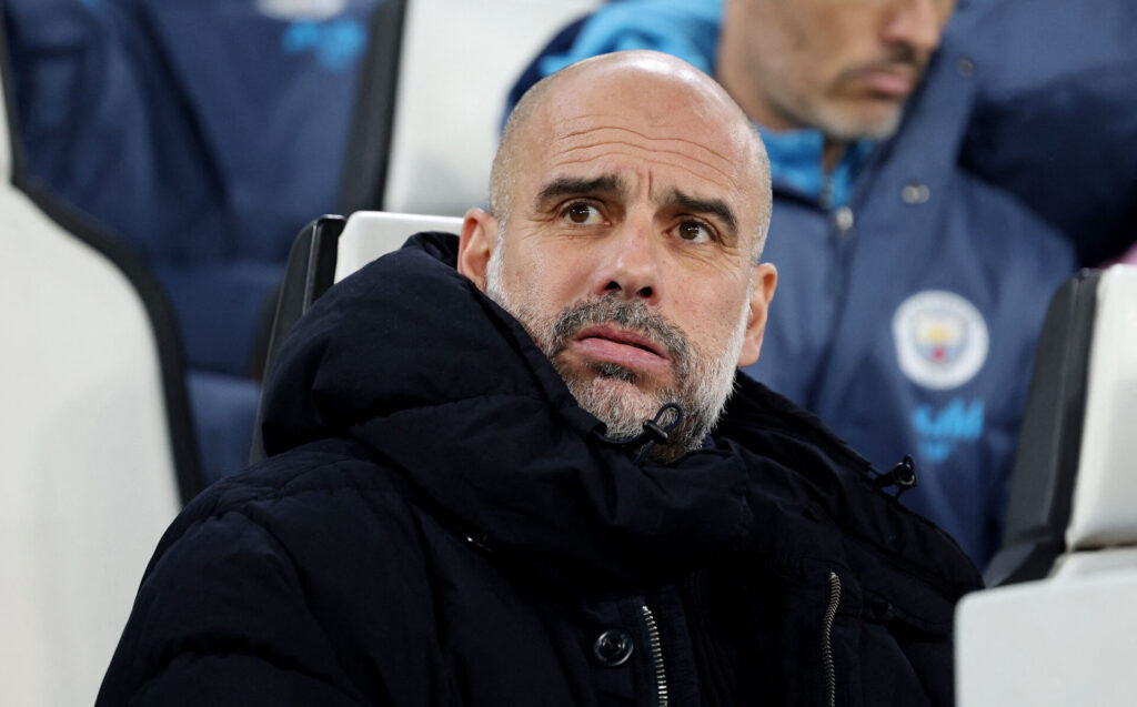 Pep Guardiola kigger fortvivlet ud på banen.