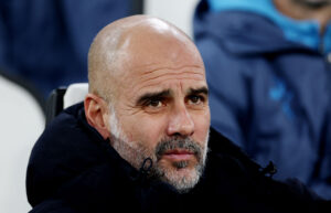Pep Guardiola spejder ud på banen