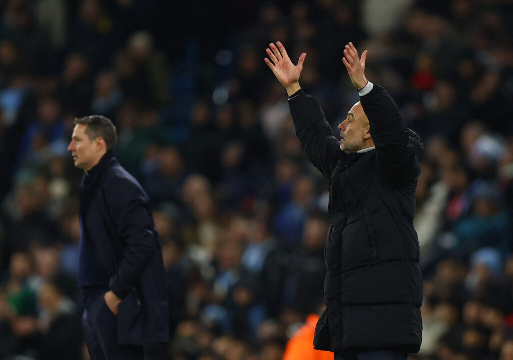 Pep Guardiola og Brian Priske på sidelinjen.