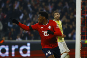 Jonathan David peger og løber efter en scoring for Lille