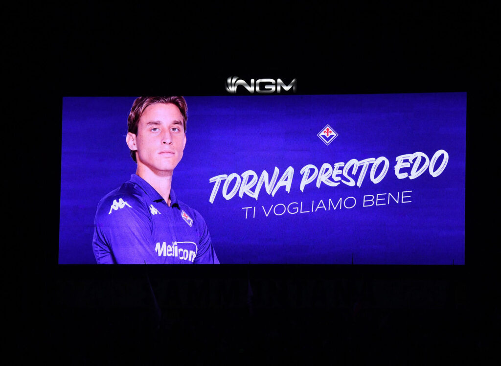 Fiorentinas Edoardo Bove vises på storskærmen forud for kampen mod Empoli.