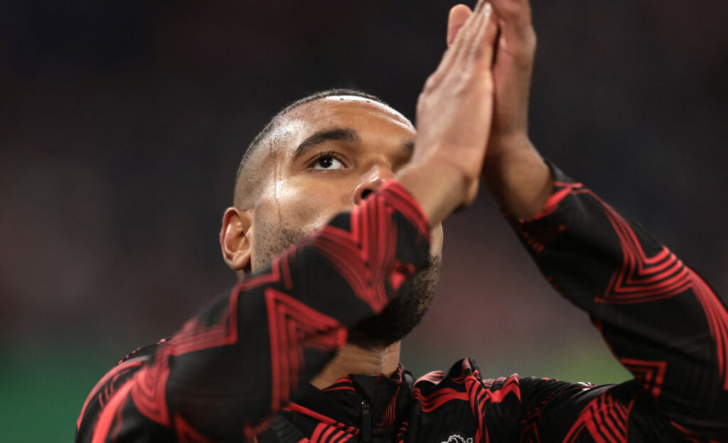 Jonathan Tah klapper ud til publikum efter kamp for Bayer Leverkusen