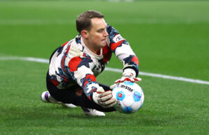 Manuel Neuer varmer op