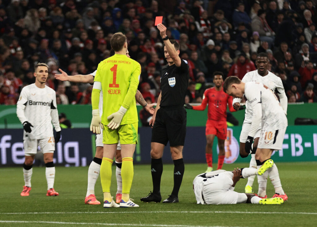 Manuel Neuer for rødt kort for Bayern Munchen mod Leverkusen i DFB-pokalen