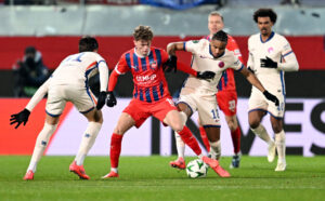 Christopher Nkunku dribler mod Heidenheim.