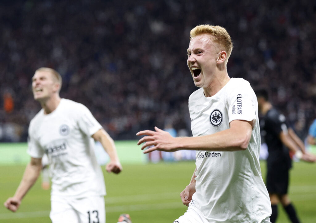 Hugo Larsson fejrer en scoring for Eintracht Frankfurt mod FC Midtjylland.