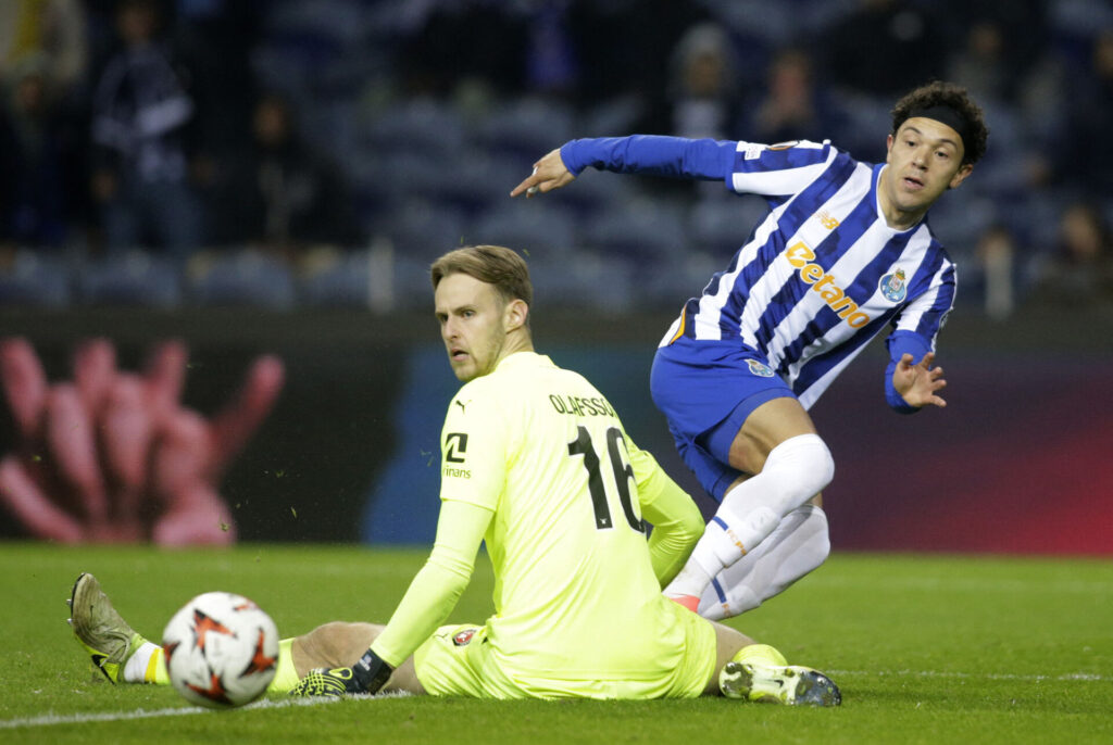 Elias Olafsson måtte udgå med en håndskade under kampen mod FC Porto i Europa League.