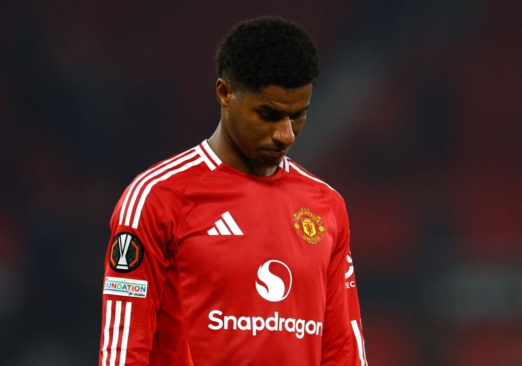 Marcus Rashford kigger ned i jorden.